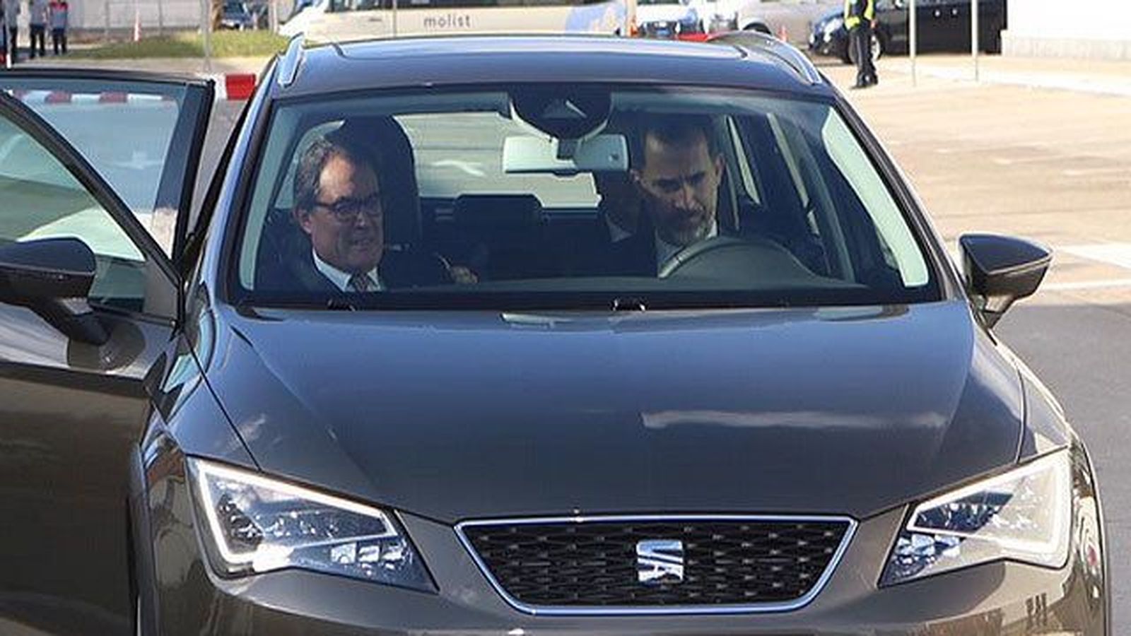 El Rey "conduce" a Mas en su primer acto juntos tras el 9N
