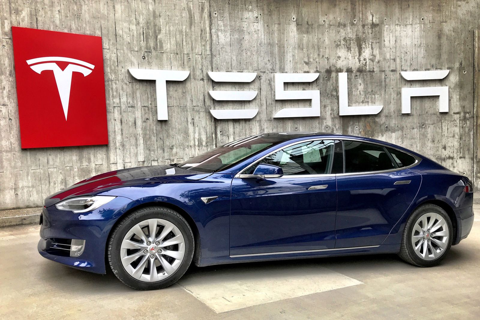 Un vehículo de la marca Tesla