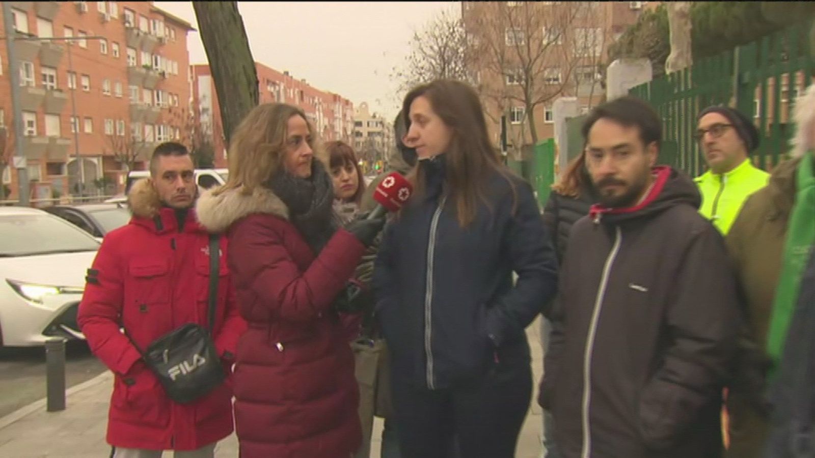 Niños con abrigo en las aulas del colegio María Moliner de Parla