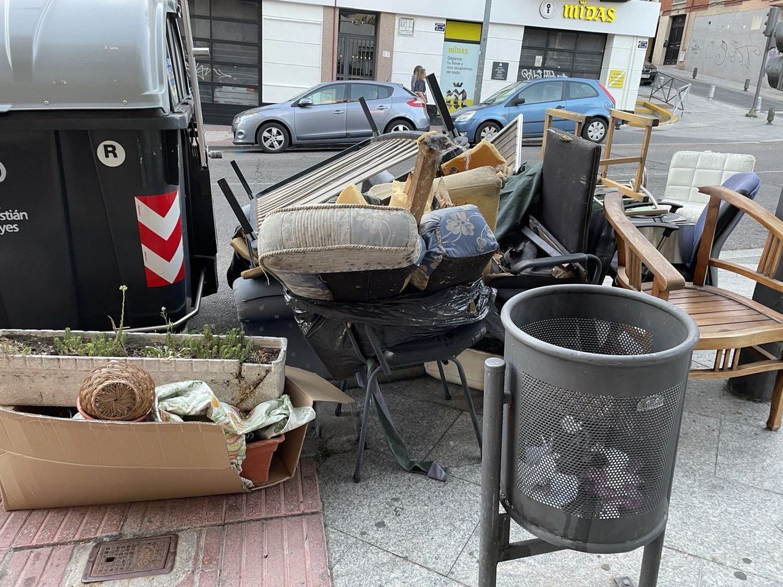 Basura en una calle de Sanse