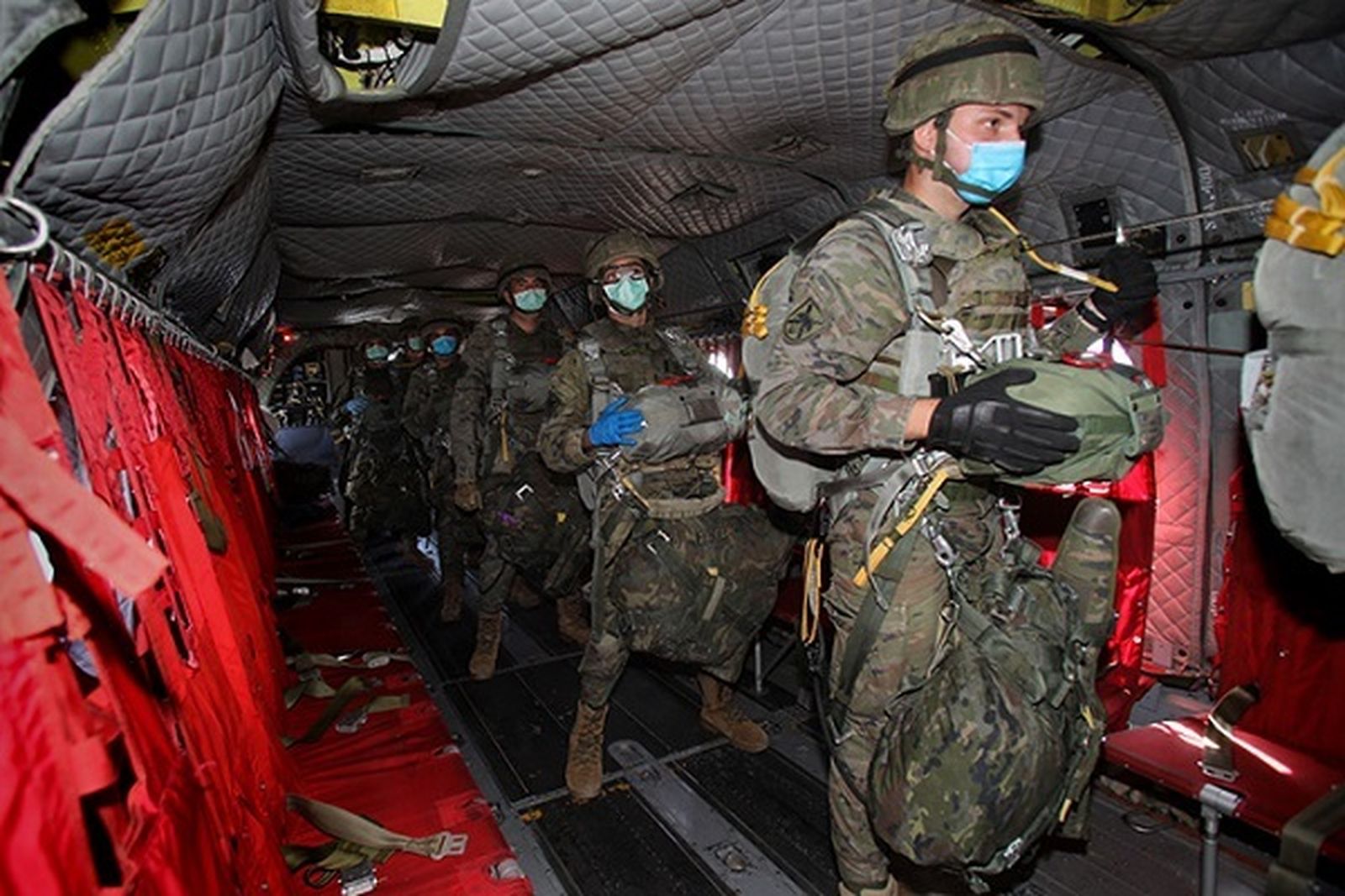 Paracaidistas de la Brigada 'Almogávares' se preparan para un salto durante la pandemia