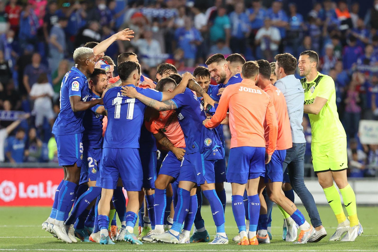 Los jugadores del Getafe celebran la permanencia en Primera tras empatar en casa con el F.C.Barcelona