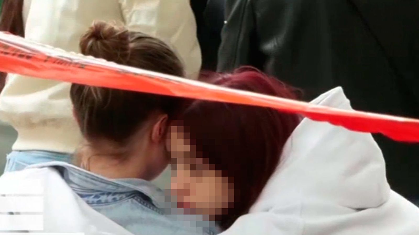 Alumnas de un colegio de Belgrado tras el tiroteo que ha acabado con la vida de 9 personas