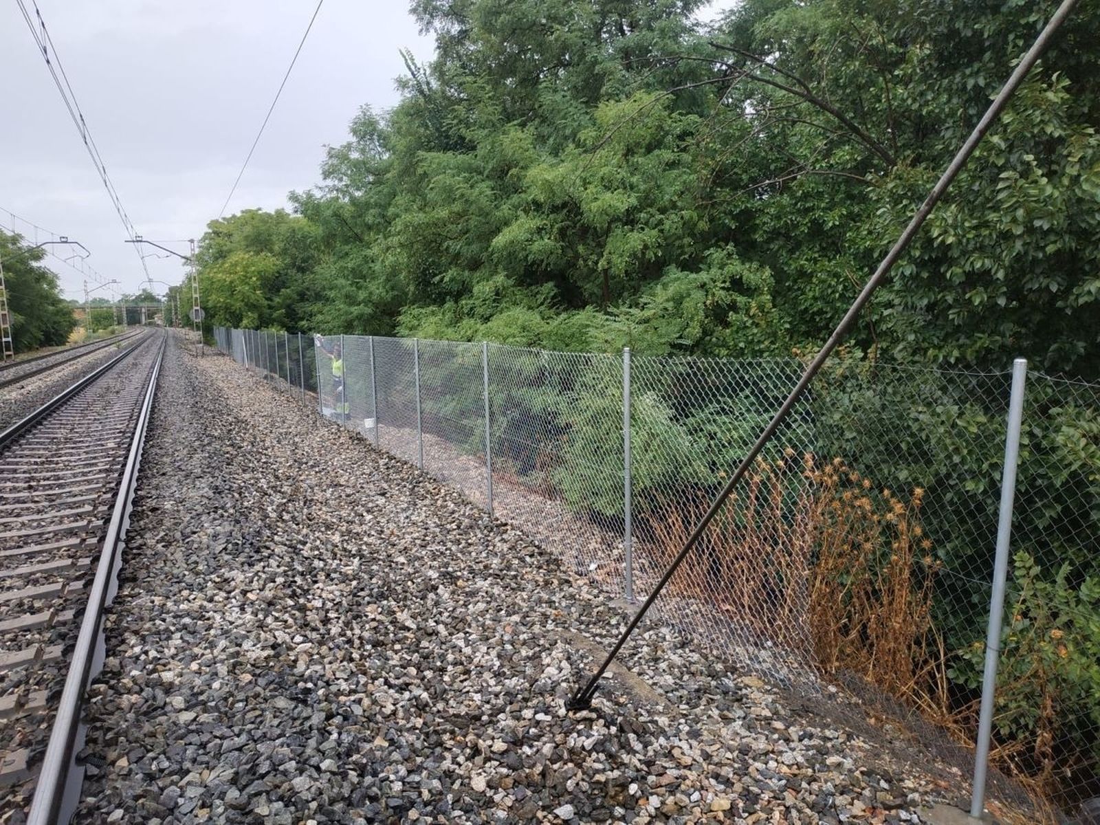 Valla de cerramiento en una vía del tren