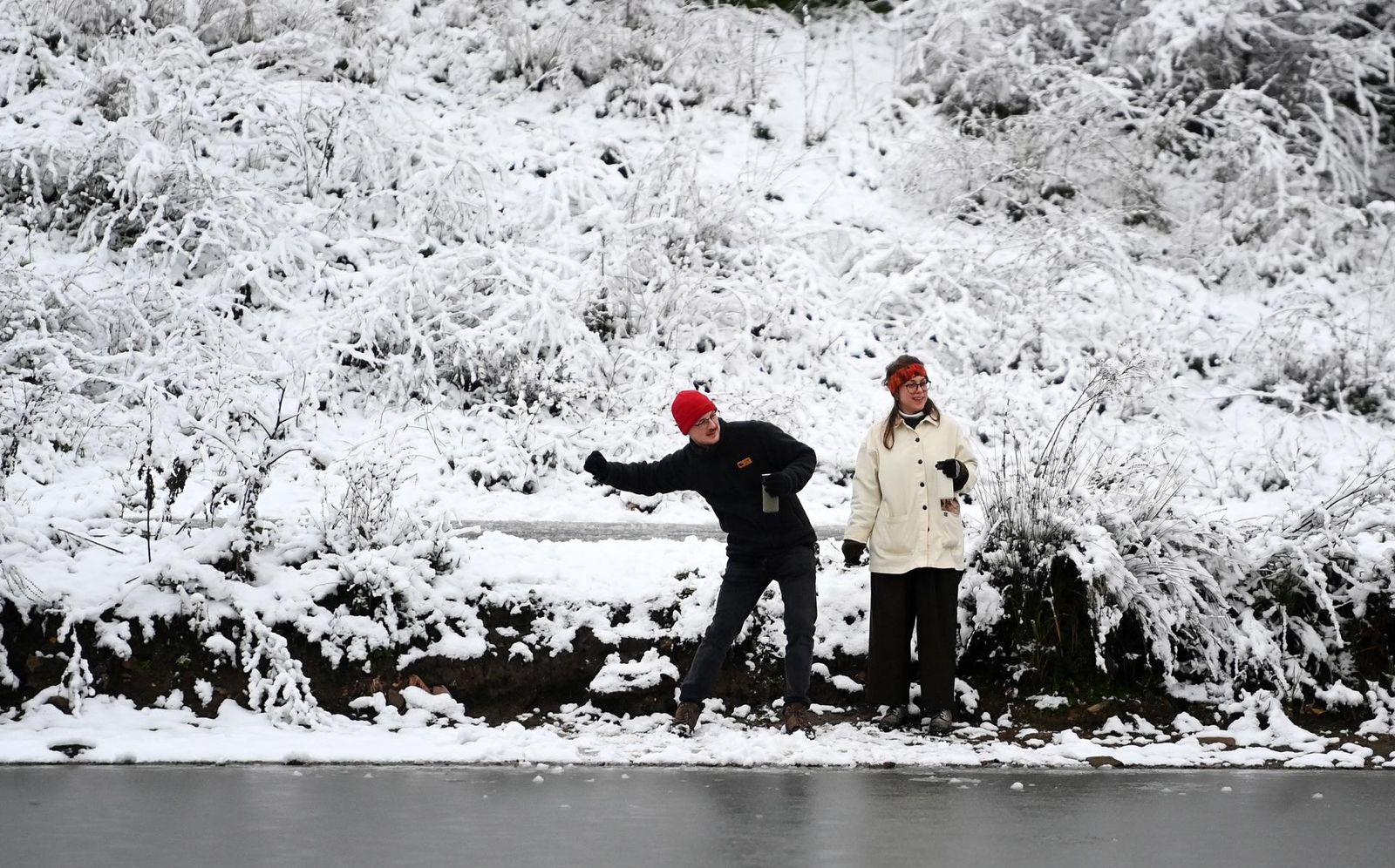 Mueren tres niños en Inglaterra tras ser rescatados de un lago congelado