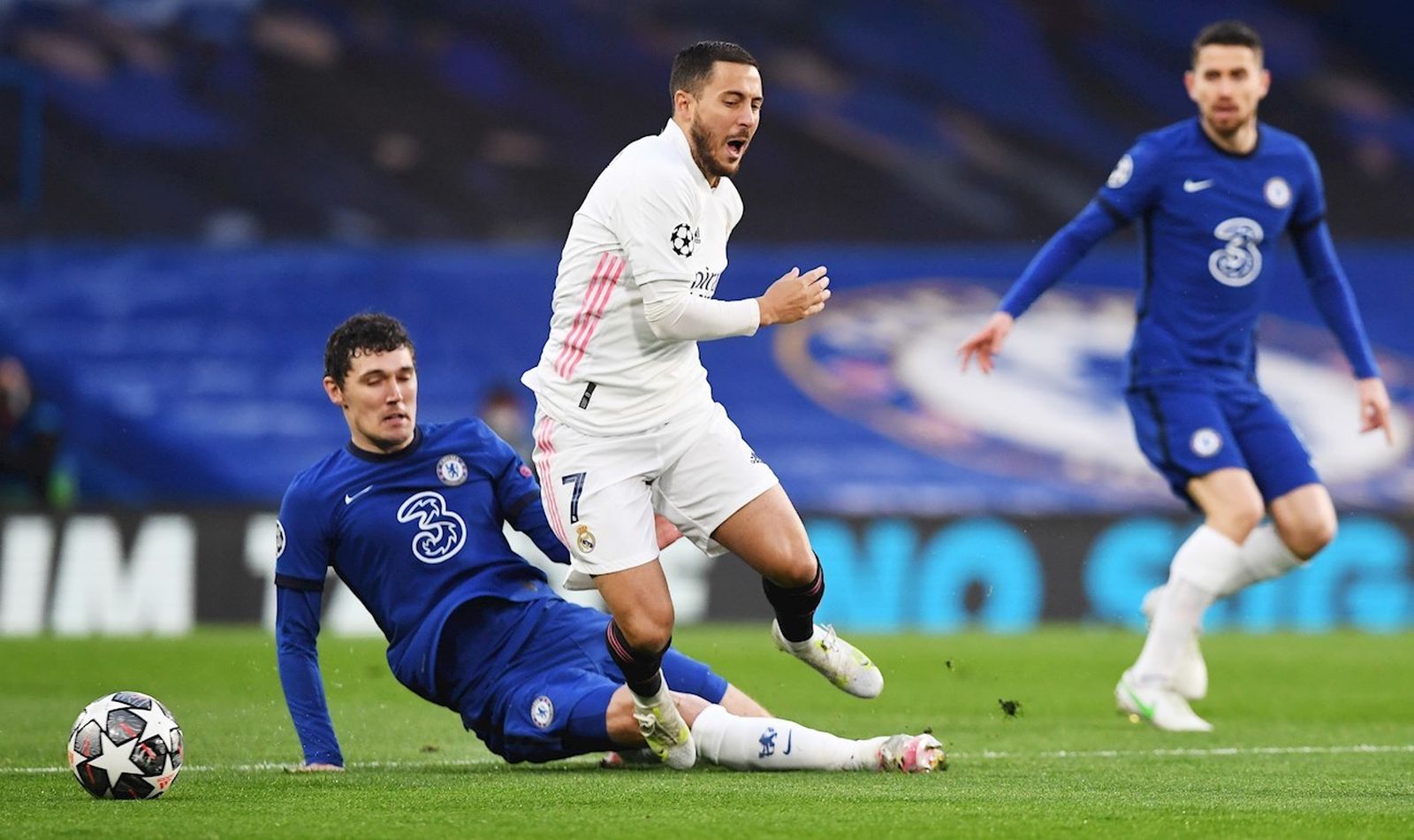 Hazard ante el Chelsea