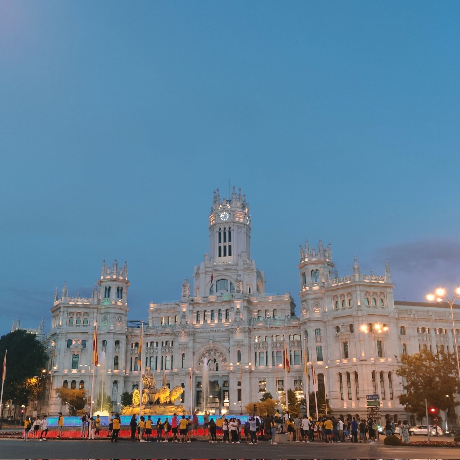 La fuente de Cibeles con los colores de la bandera de Ecuador