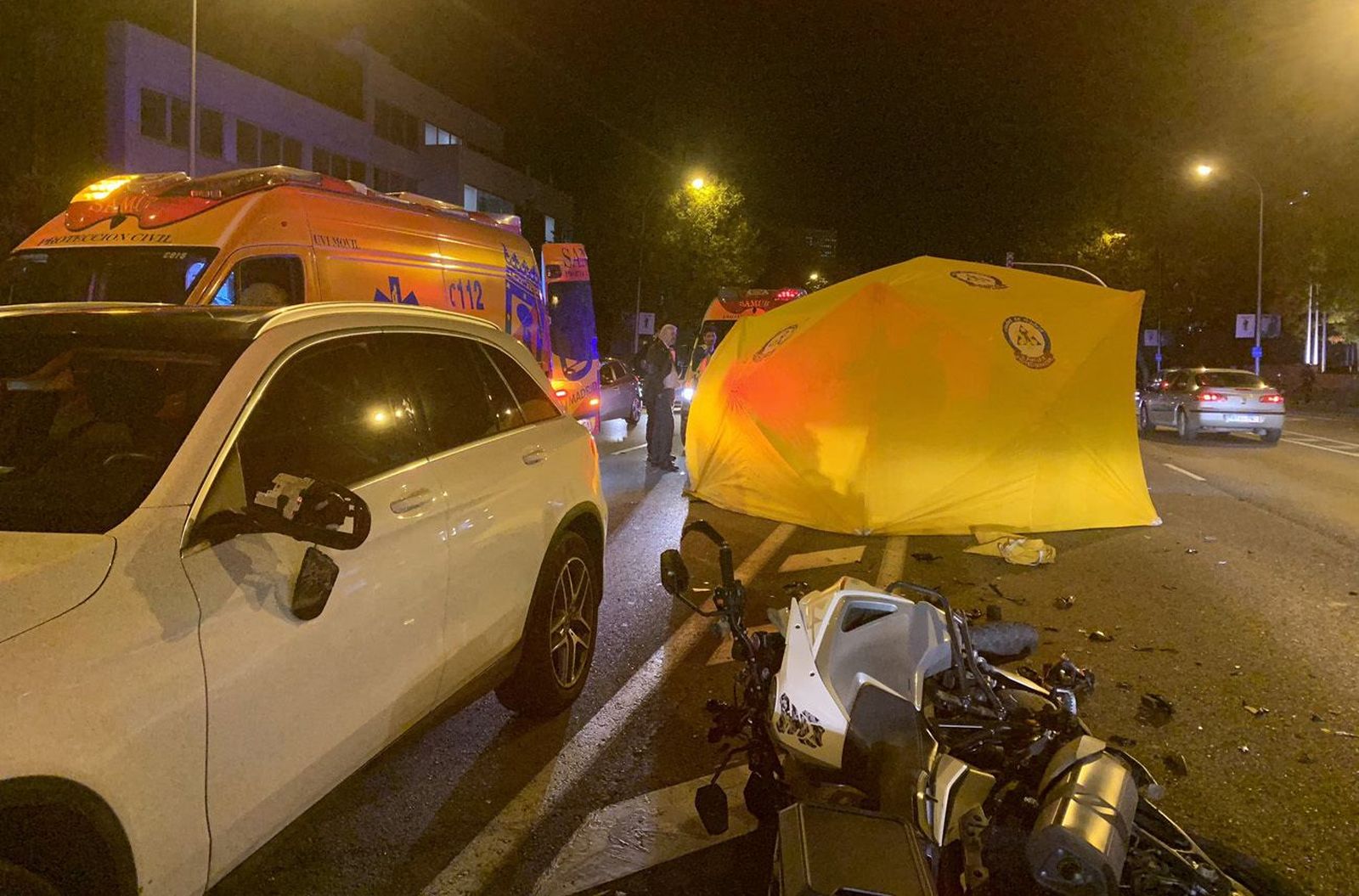 Muere un motorista de 42 años tras caer y ser arrollado por un coche en Chamartín