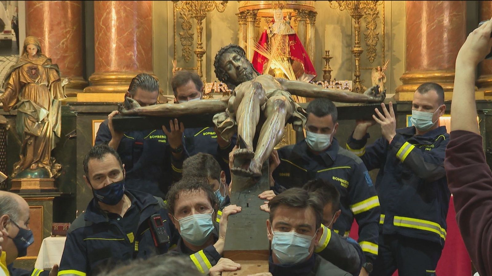 Emotiva salida en Madrid de una procesión muy especial: El Cristo de los Niños