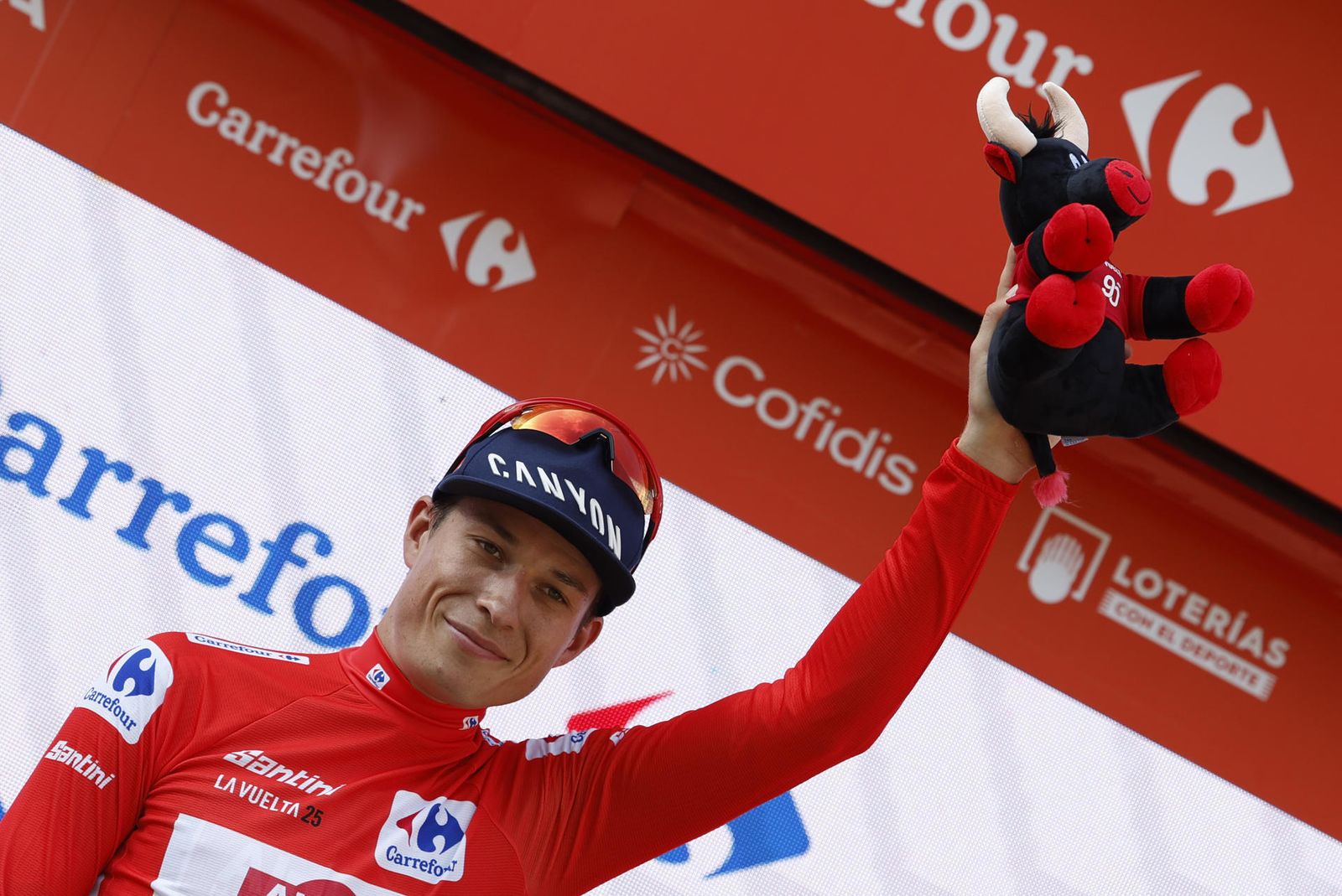 El belga Jasper Philipsen (Alpecin Deceuninck) celebra en el podio con el maillot de líder de La Vuelta
