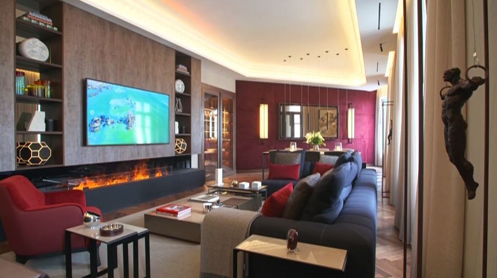 El salón, con una espectacular televisión de más de 70 pulgadas...