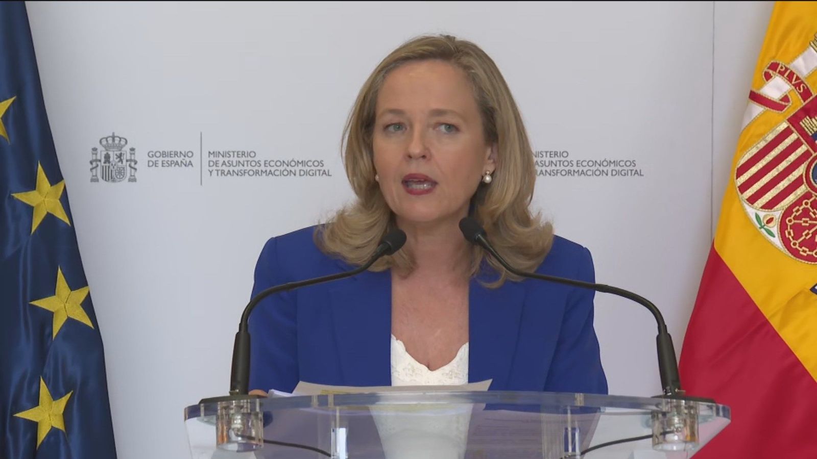 Calviño pide a la banca que "arrime el hombro" y asuma el nuevo impuesto, sin cargarlo al cliente
