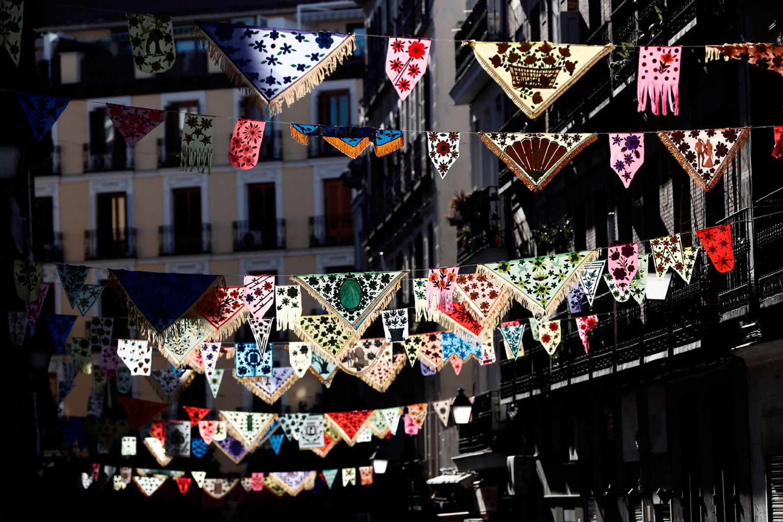 Las calles de Madrid, engalanadas para vivir las Fiestas de La Paloma