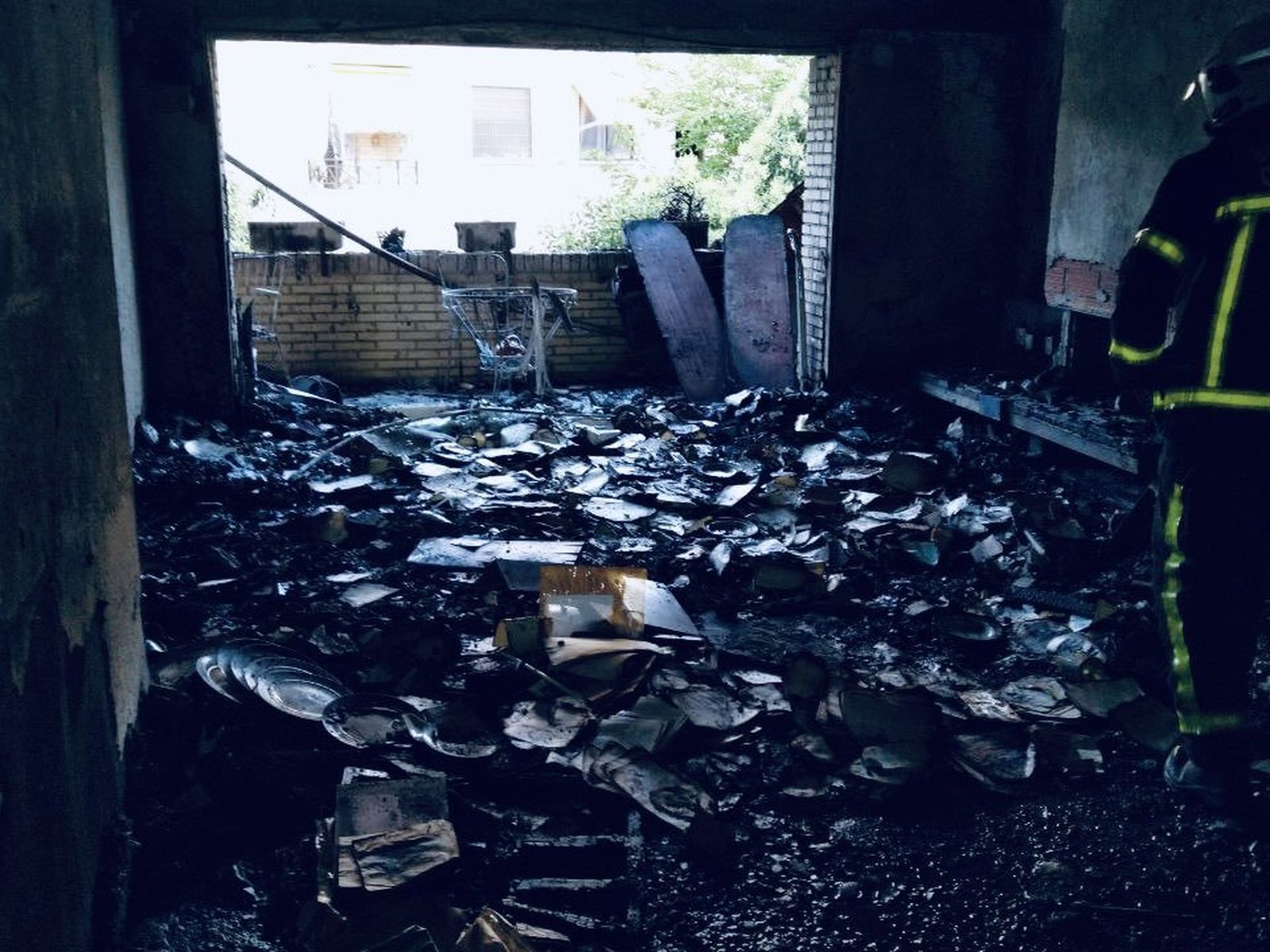 Los bomberos extinguen el fuego en una vivienda de Majadahonda