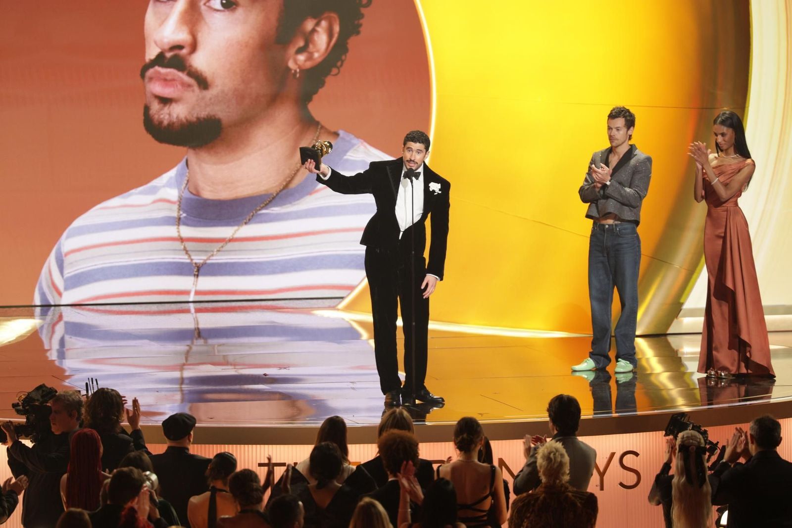 Bad Bunny triunfa en los Grammy y lanza un contundente mensaje contra las redadas migratorias: "ICE, fuera"