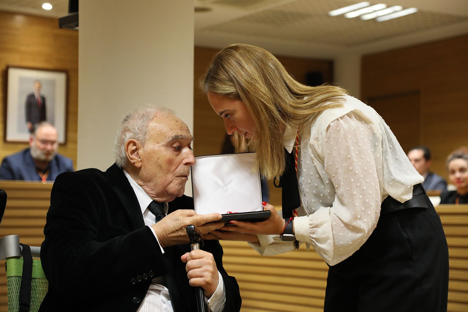 César Navarro recibe le medalla de Hijo Predilecto de Getafe de manos de la alcaldesa Sara Hernández