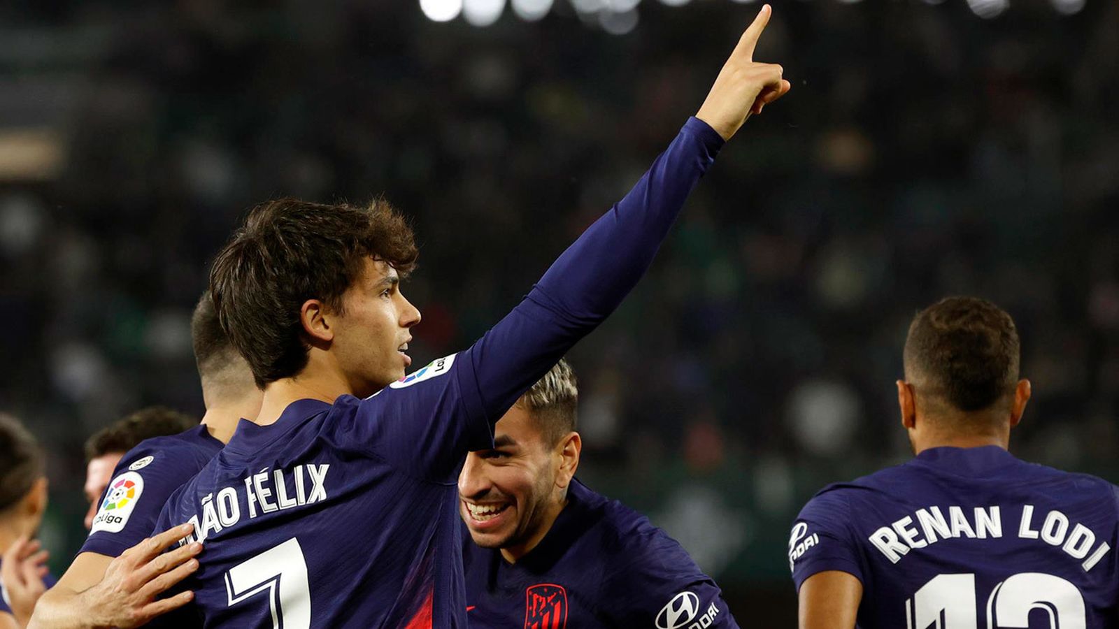 El delantero portugués del Atlético de Madrid João Félix (i), celebra su gol ante el Real Betis, durante el partido de la jornada 27 de LaLiga Santander hoy domingo en el estadio Benito Villamarín