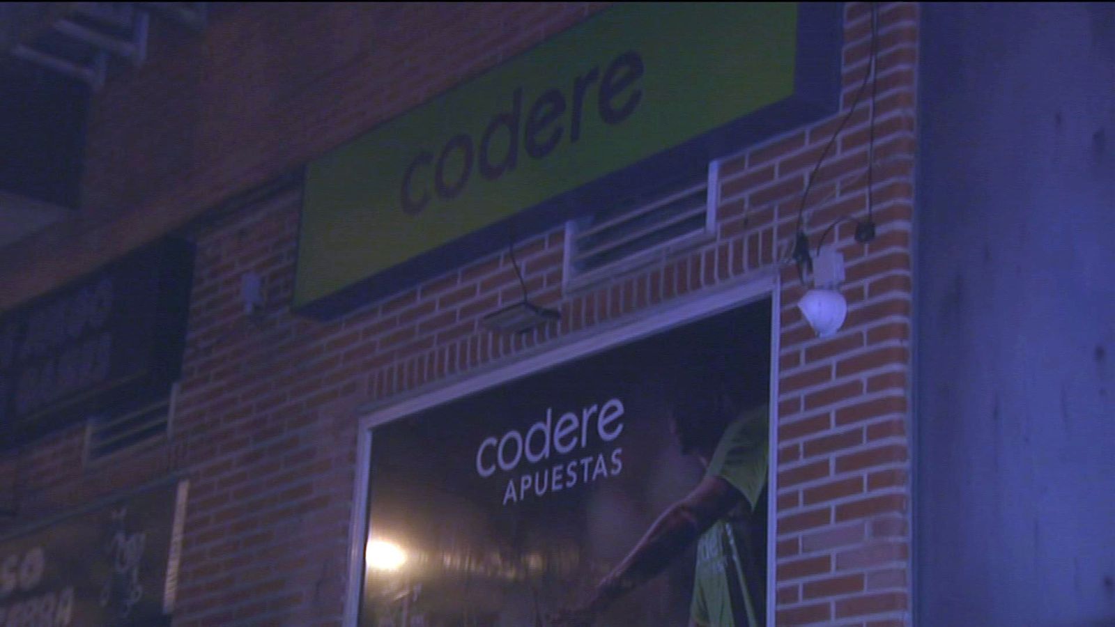 Denuncian en Entrevías la apertura de una casa de apuestas junto a un colegio