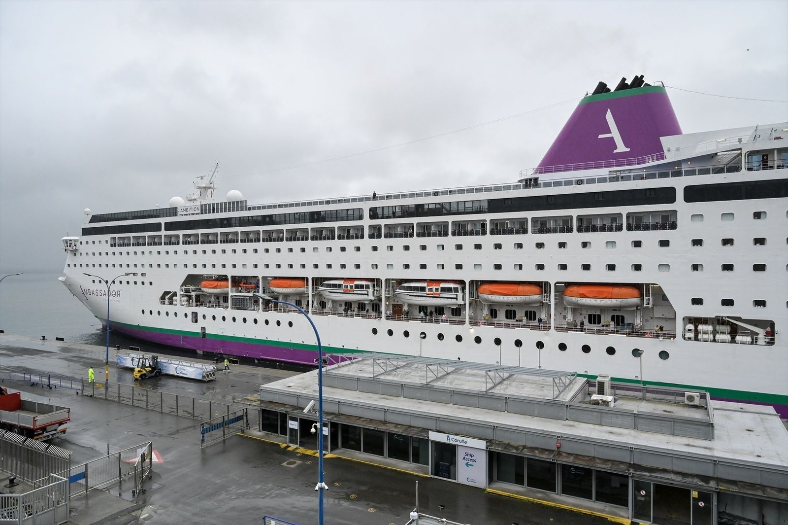 Sanidad Exterior autoriza el desembarque en A Coruña del crucero Ambition, con 21 personas aisladas por gastroenteritis