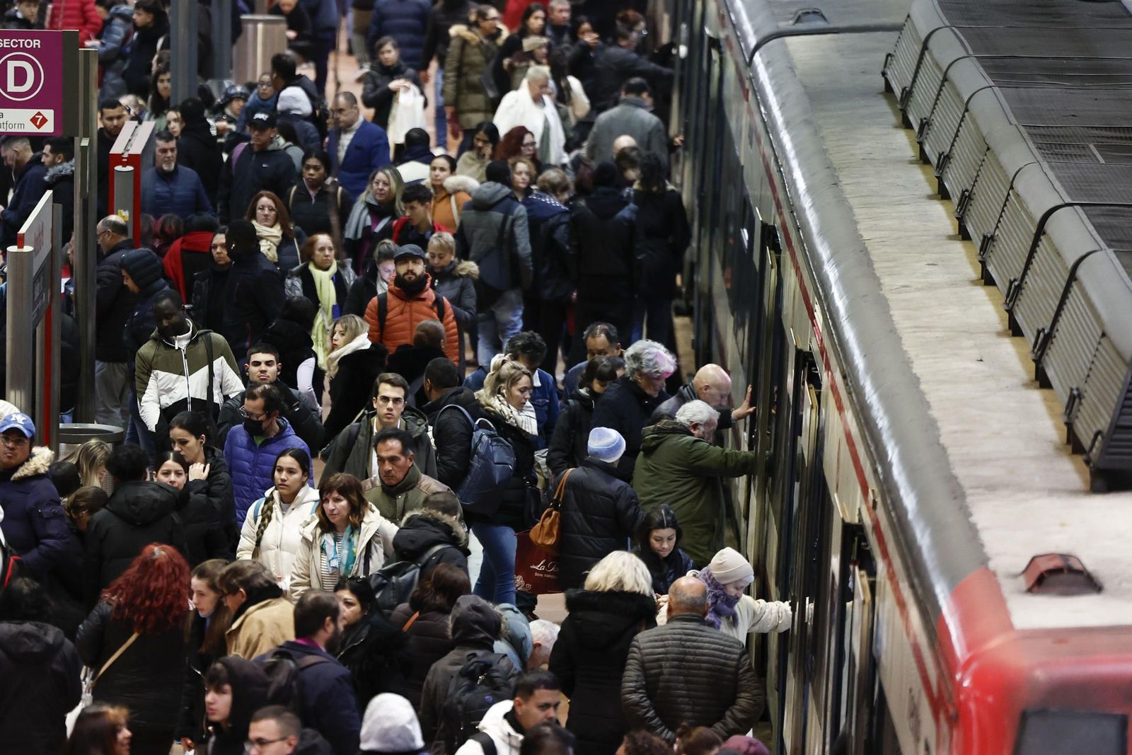 La mayoría de madrileños suspende la gestión del Ministerio de Transportes de las incidencias ferroviarias, según un sondeo de Sigma Dos para Telemadrid