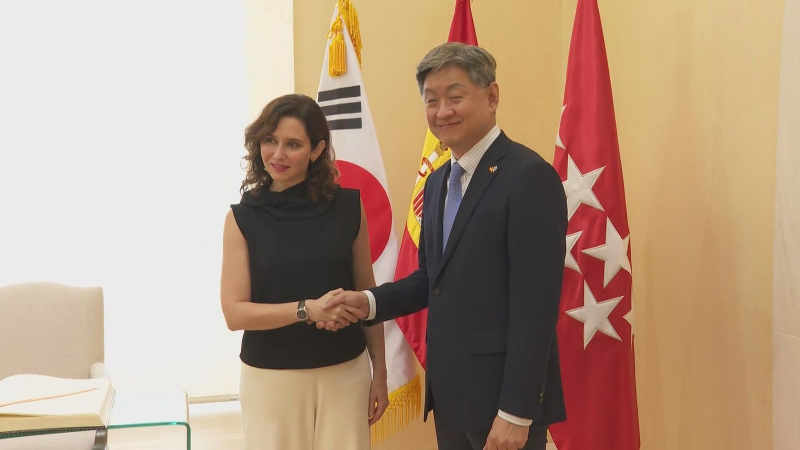 Ayuso recibe al nuevo embajador de la República de Corea en España
