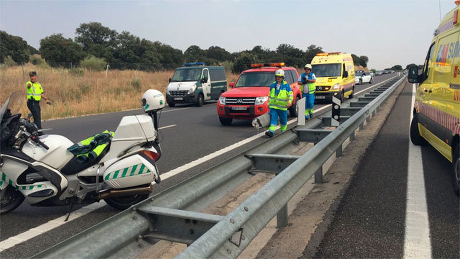 Guardia Civil y SUMMA en el lugar del accidente