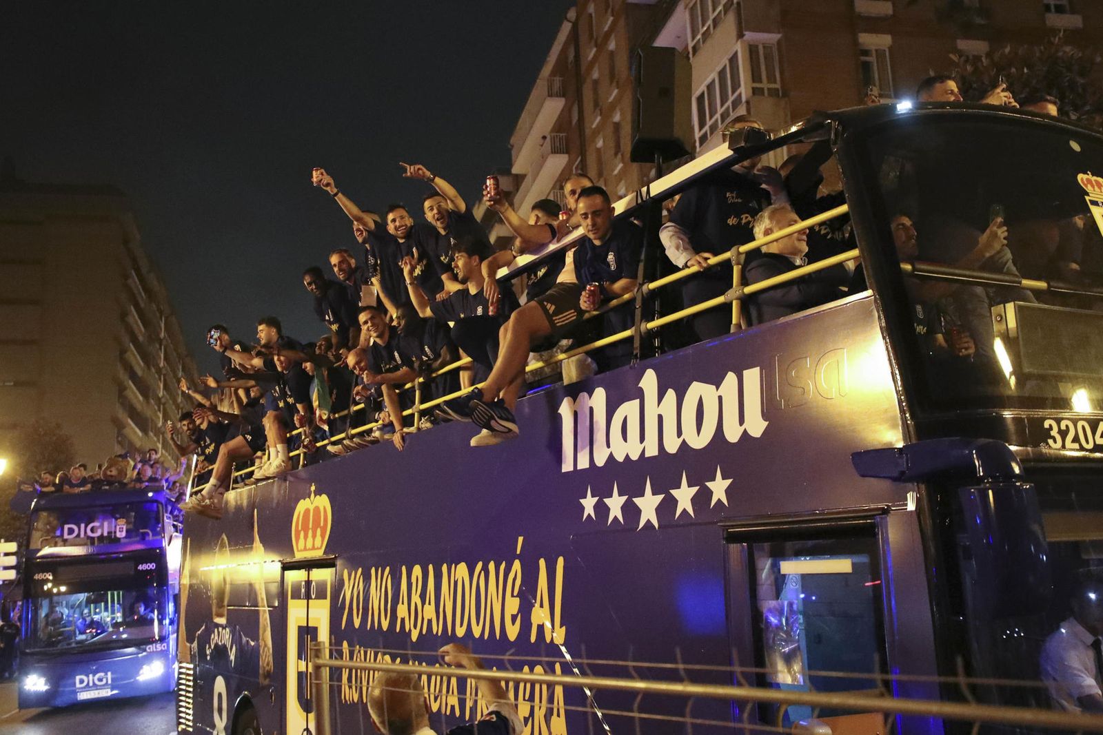 Los jugadores del Real Oviedo celebran en un autobús descapotable su ascenso a Primera División