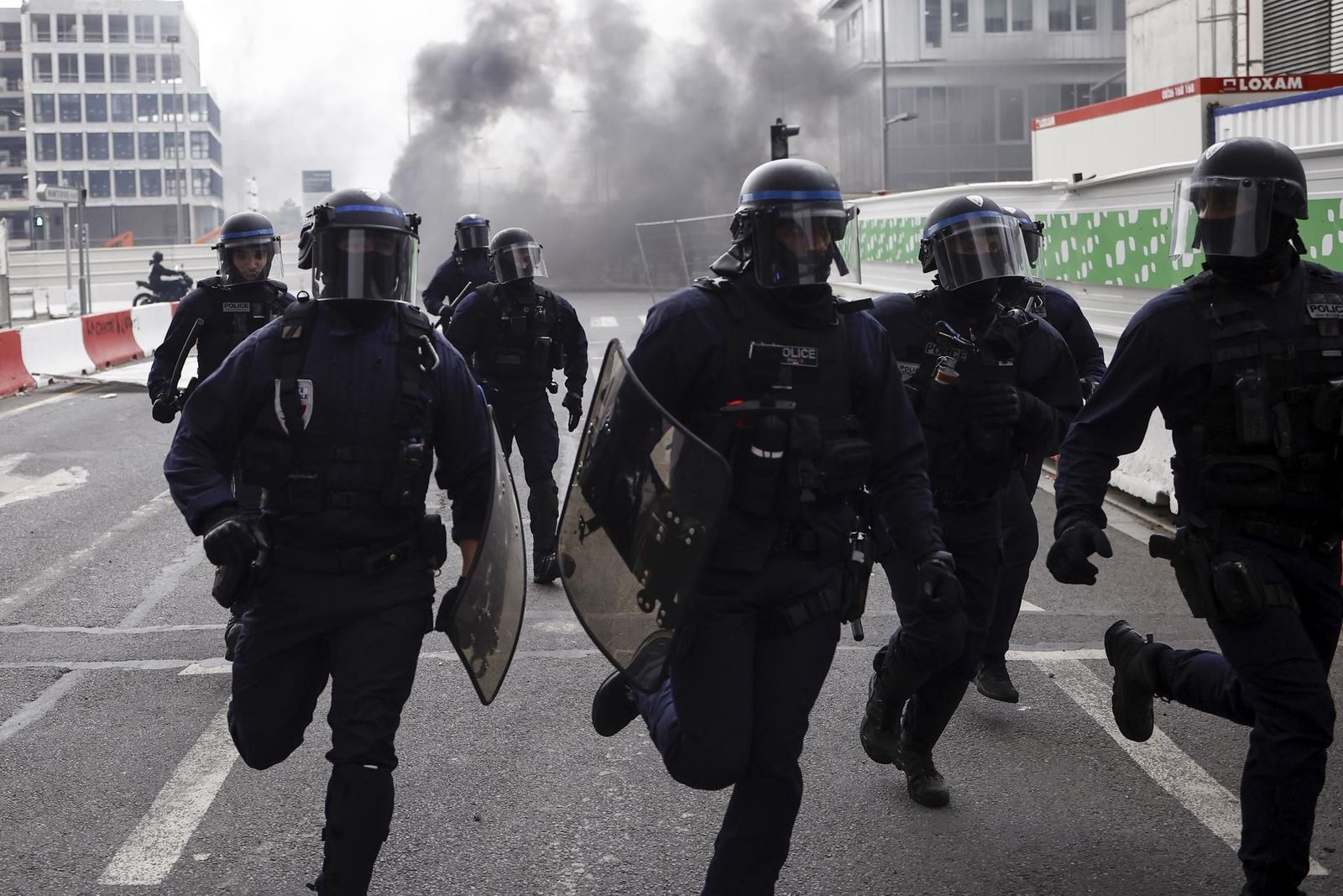 Macron moviliza a 40.000 policías mientras siguen los disturbios "en venganza por Nahel"