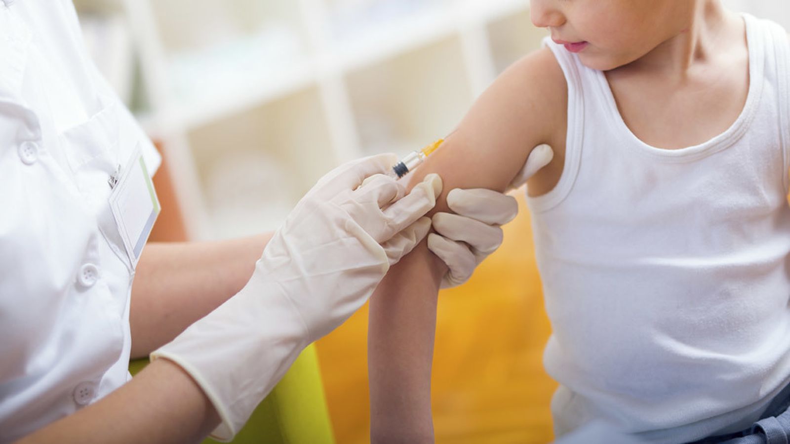 Los pediatras recomiendan este año vacunarse de la gripe a todos los niños