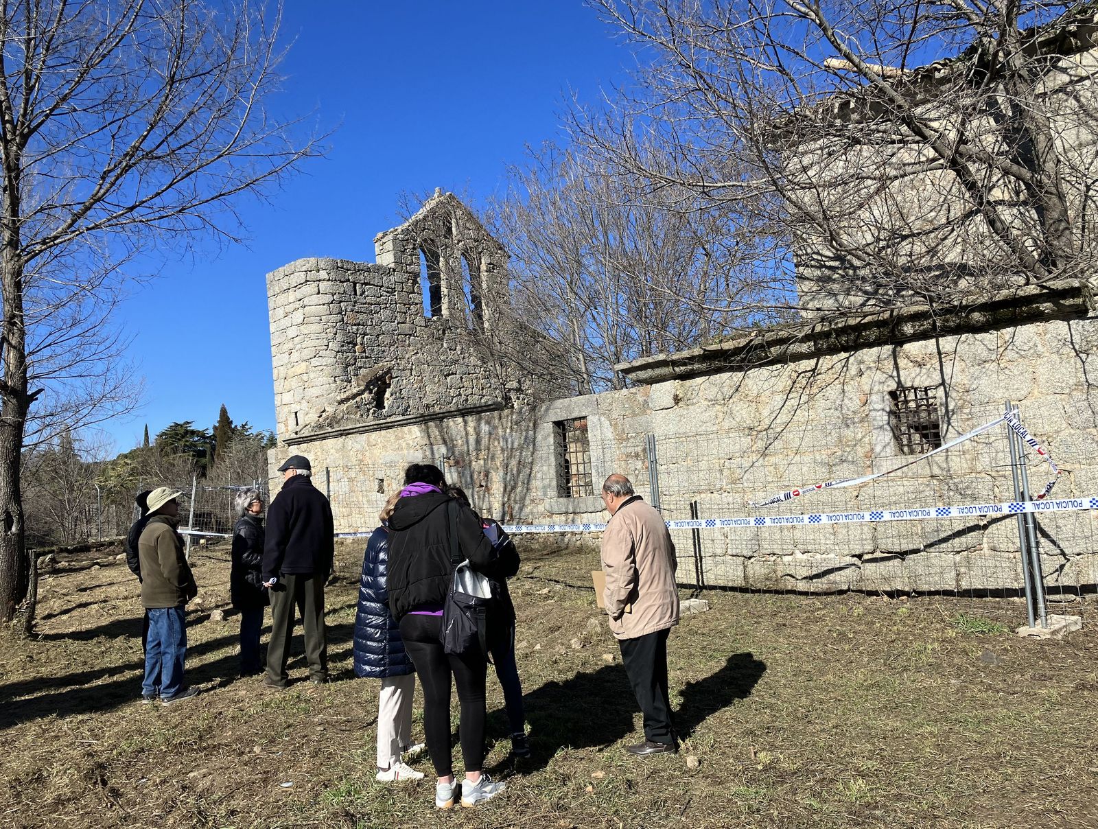 Visita municipal y de miembros de Salvemos Navalquejigo al conjunto amenazado de ruina