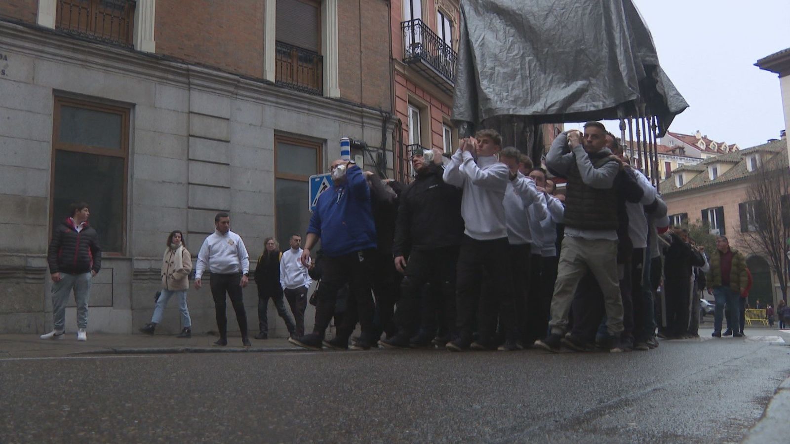 El paso de la Virgen del Dulce Nombre hace su primer ensayo de Semana Santa por el centro de Madrid