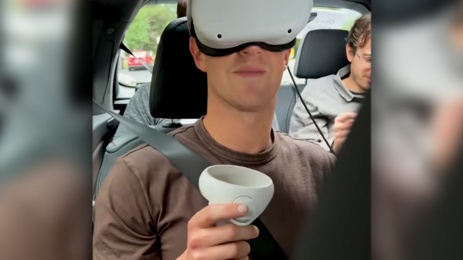 Mark Zuckerberg prueba los dispositivos de realidad virtual en un vehículo de BMW