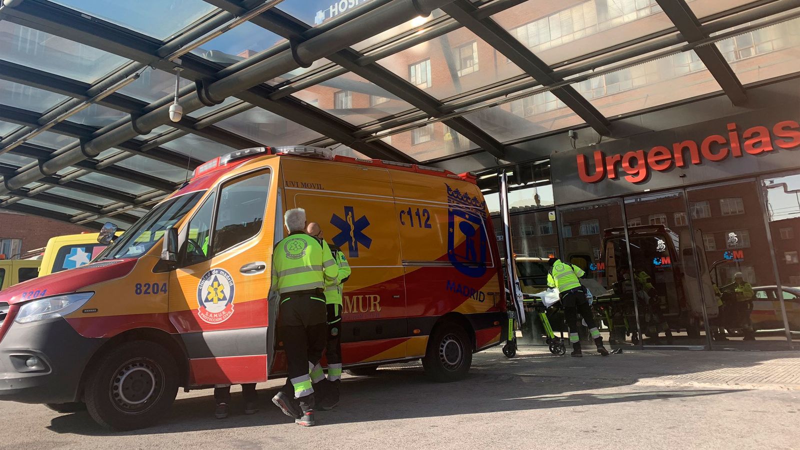 Sanitarios del Samur en las Urgencias del Hospital Clínico