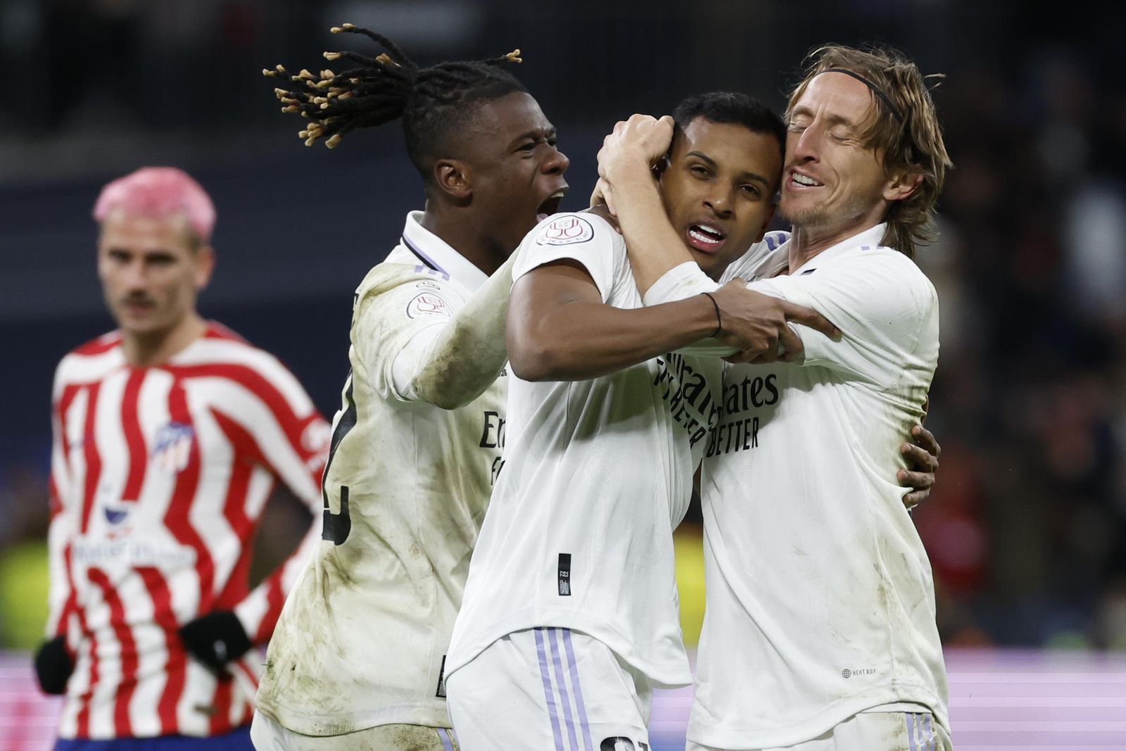 La afición del Real Madrid, feliz tras eliminar al Atlético