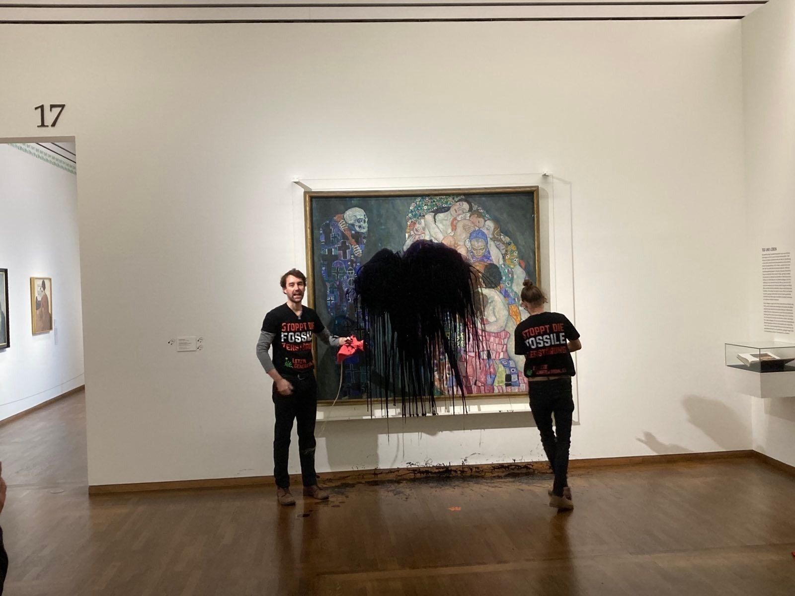 Momento de la agresión al cuadro de Klimt