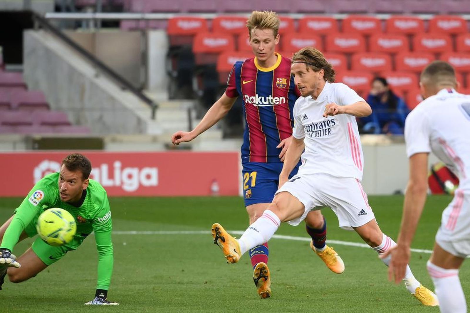 Modric ante el Barcelona