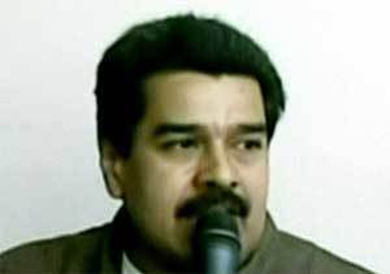Maduro reclama que cesen "el ataque y los rumores" sobre Chávez