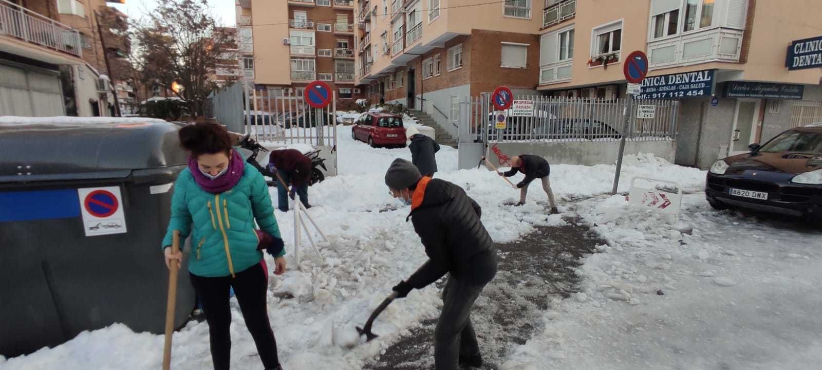 Vecinos de Campamento pican el hielo formado en las calles del barrio