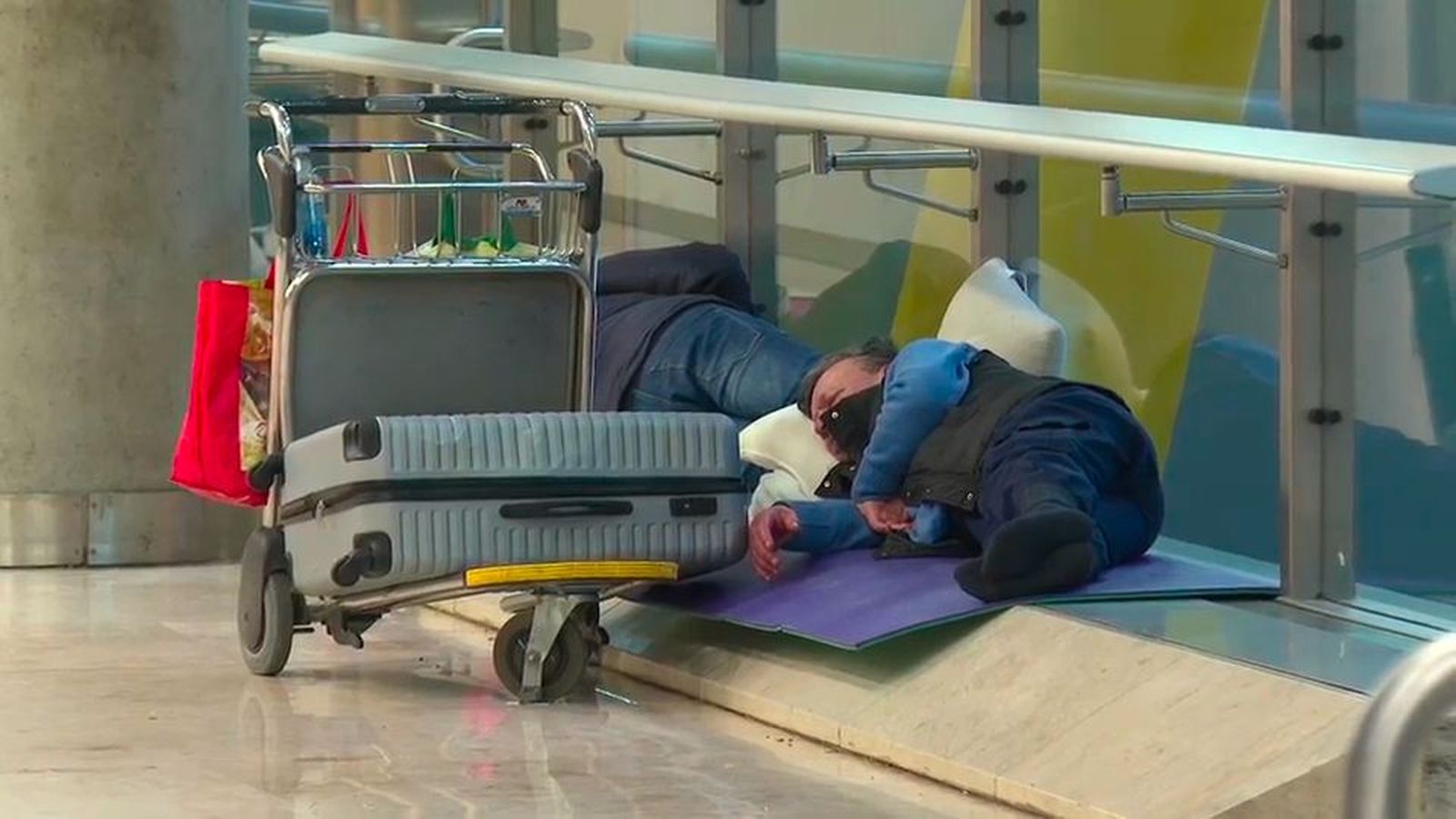 Cierre nocturno de Barajas para impedir el acceso de los 'sin techo'