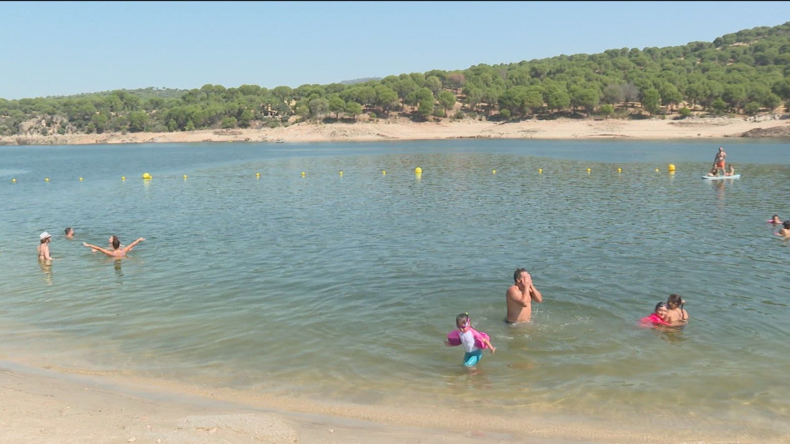 El Pantano de San Juan se llena de madrileños un fin de semana más