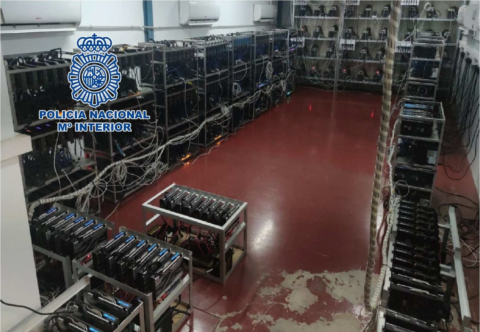 Granja de criptomonedas oculta en un polígono industrial de Almería