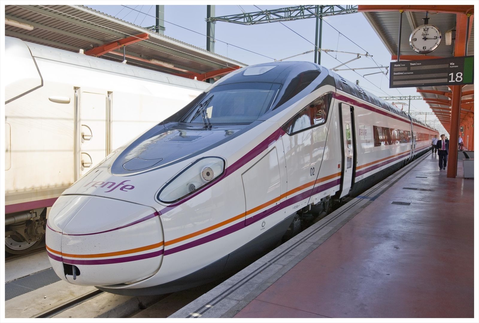 Avant en la estación de Madrid Chamartín Clara Campoamor