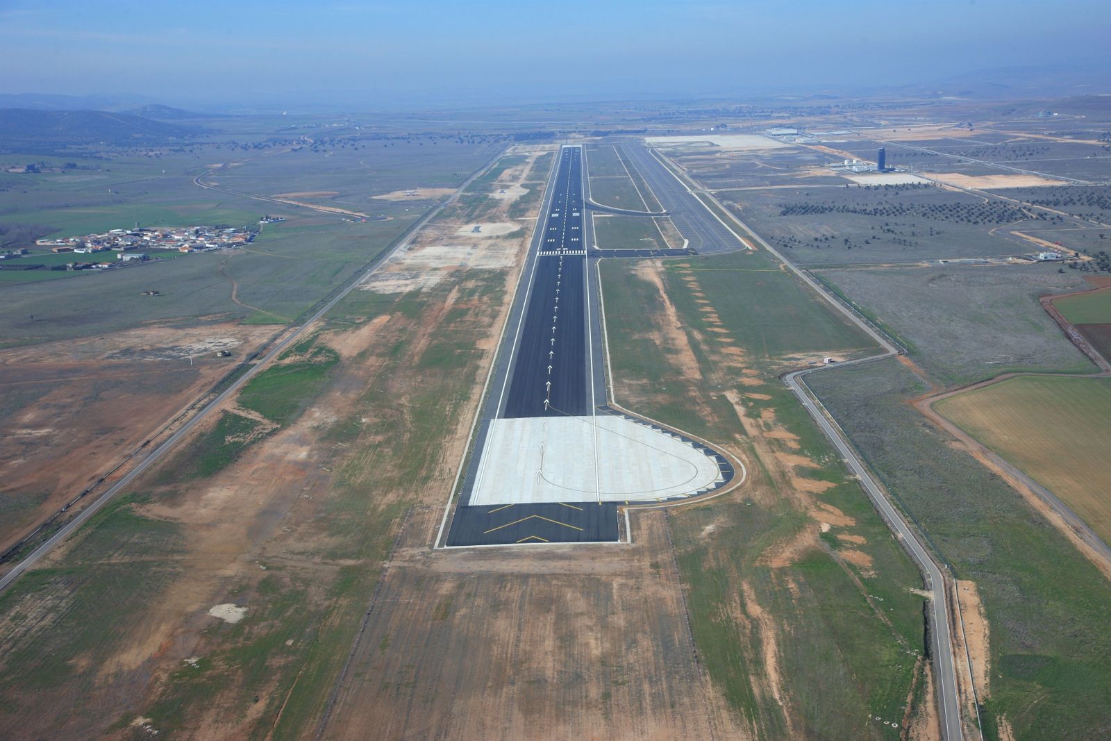 Page y Ciudad Real critican la idea de Sánchez de crear un "campo de refugiados" en el aeropuerto de la ciudad
