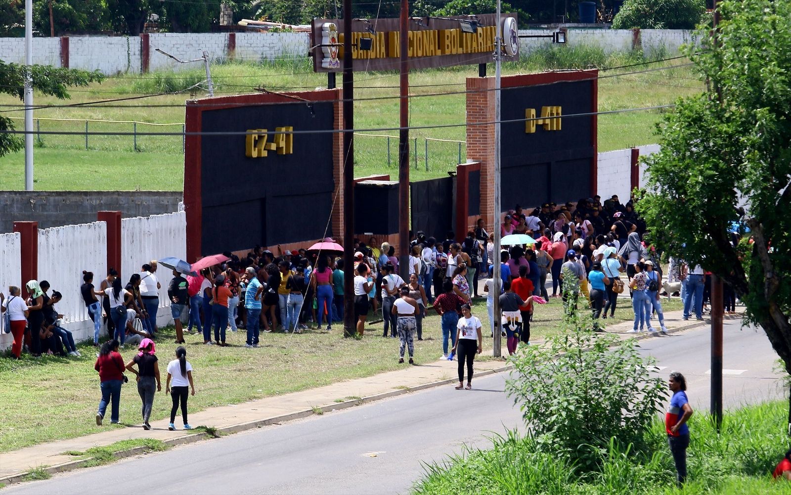 Espera de la población de la salida de  presos en el centro penitenciario de Tocuyito (Venezuela)