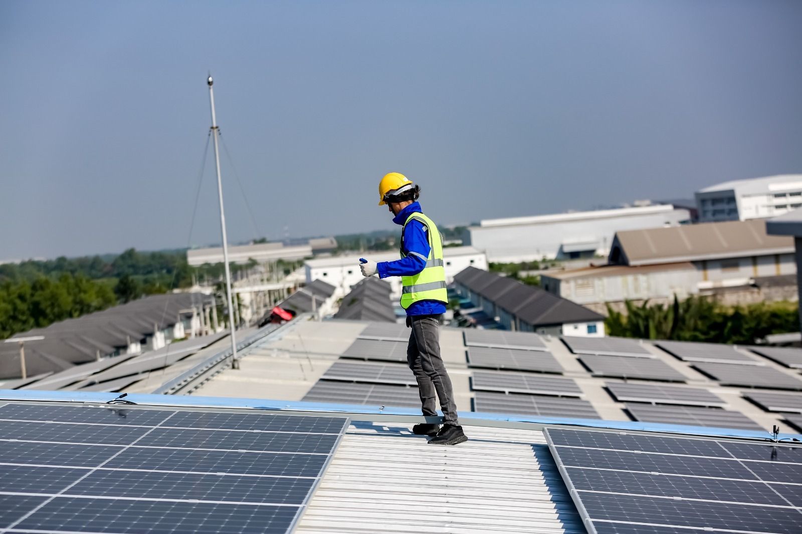 Operario instalando paneles solares