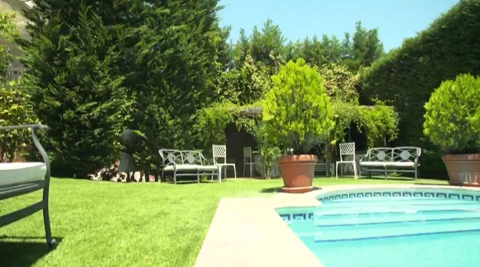 Y en verano, le encanta darse un bañito en la piscina... ¡de noche!