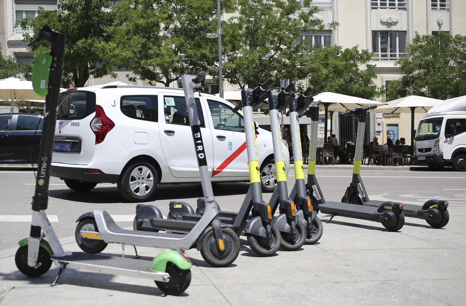 Varios patinetes estacionados en una calle céntrica de Madrid