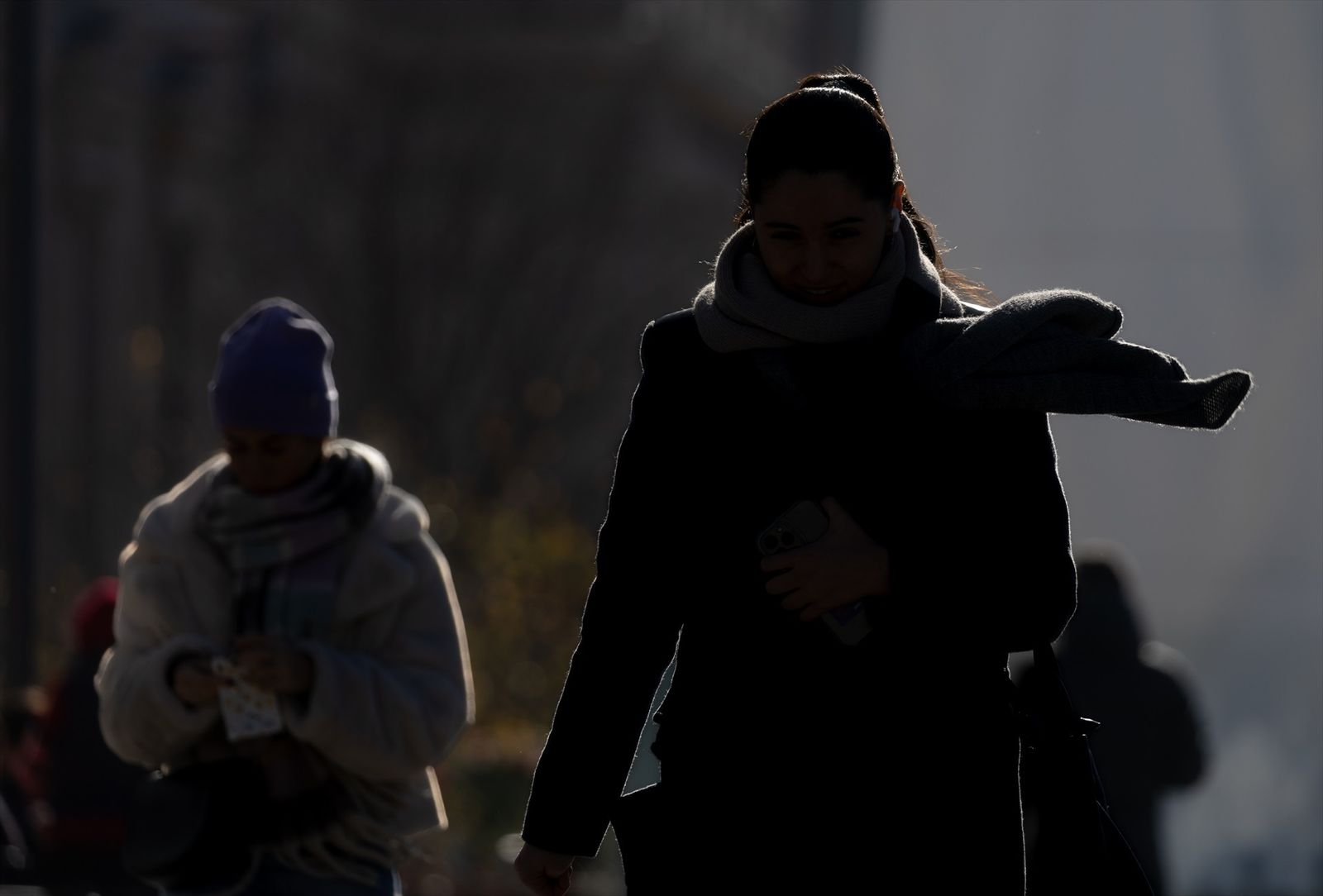 Varias personas pasean por Madrid