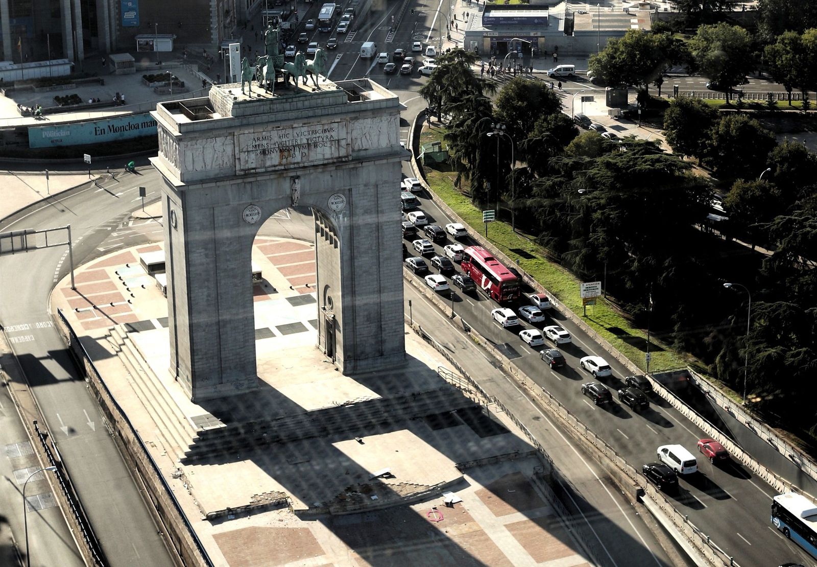 Almeida no tiene "ninguna intención" de derribar el Arco de la Victoria como pide la ARMH