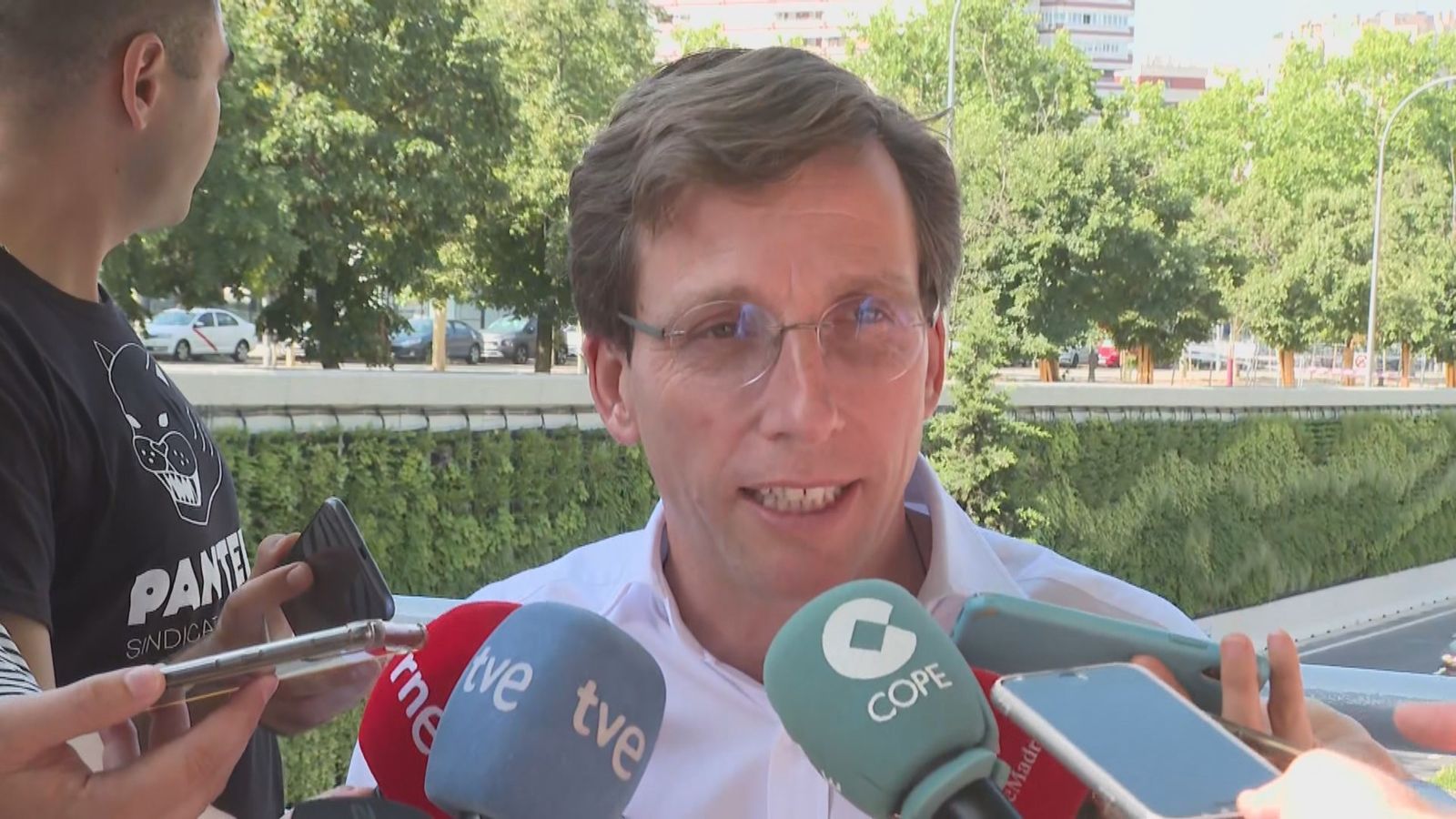 Almeida visita los nuevos jardines verticales instalados en la M-30